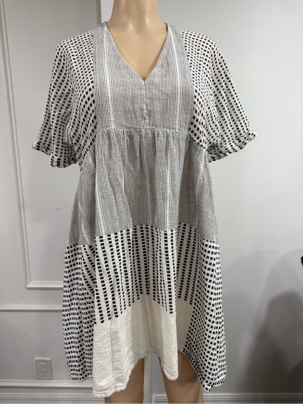 Valija V-Neck Black & White Midi Babydoll Dress